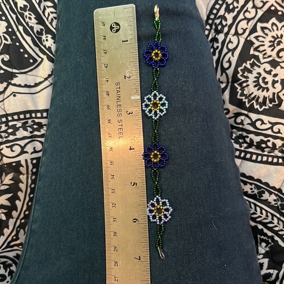 Handmade beaded flower bracelet - Picture 3 of 3
